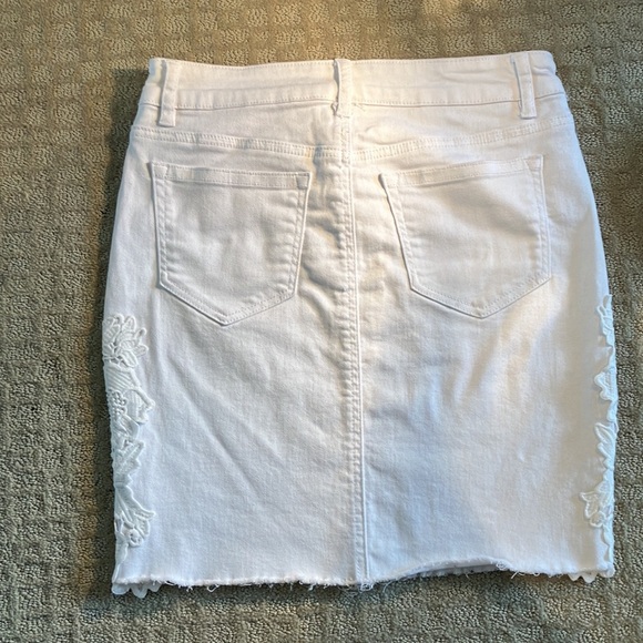 White Denim jean skirt with cotton floral appliqué on sides - Small - Picture 3 of 7